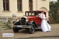 Hochzeitsfoto vor dem Schloss Ralswiek